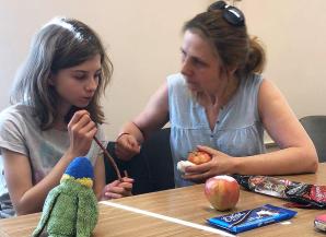 The 13-year-old who escaped from London from her father-millionaire to her beloved mother, under the care of the Polish Police! Both of them appeared yesterday at one of the police stations to comply with Polish and European law