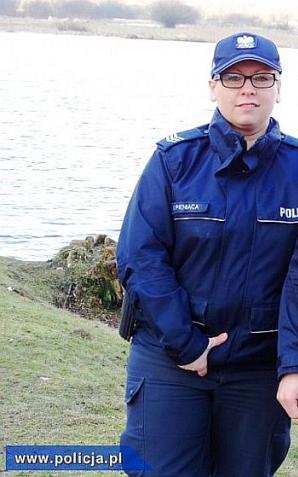 Policjanci uratowali kobietę, która chcąc dokarmić łabędzie wpadła do wody