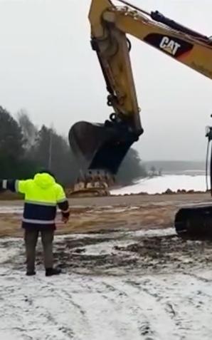 [VIDEO] Ruszyła budowa bariery na granicy polsko-białoruskiej