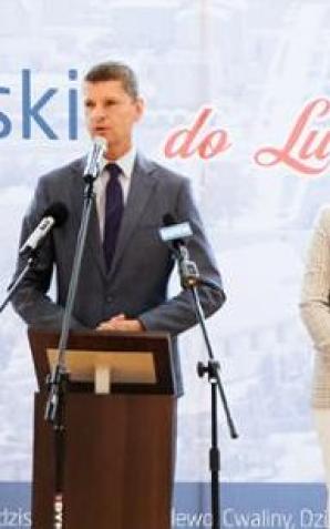 Wiceminister Dariusz Piontkowski uczestniczył w otwarciu hali sportowej w Stawiskach