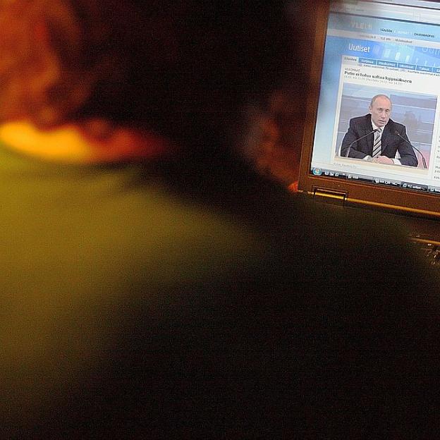 Polacy dziennie poświęcają średnio ok. 30 minut na czytanie wiadomości. Często robią to w godzinach pracy