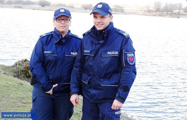 Policjanci uratowali kobietę, która chcąc dokarmić łabędzie wpadła do wody