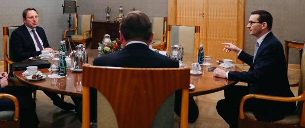 Spotkanie Mateusza Morawieckiego z komisarzem UE ds. sąsiedztwa i rozszerzenia Olivérem Várhelyim. Premier Mateusz Morawiecki przekazał polskie stanowisko w sprawie sytuacji na Białorusi i Ukrainie oraz integracji Bałkanów Zachodnich